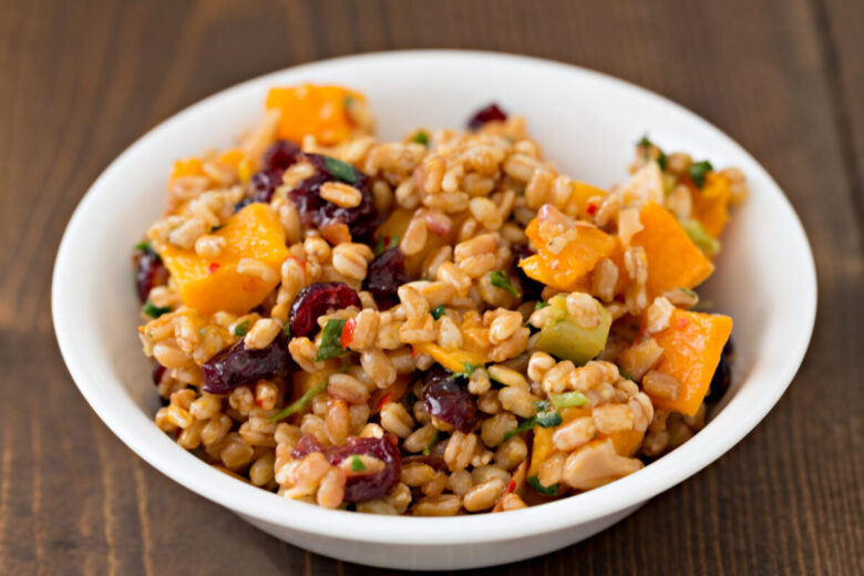 Insalata di farro con pesche, rucola e noci