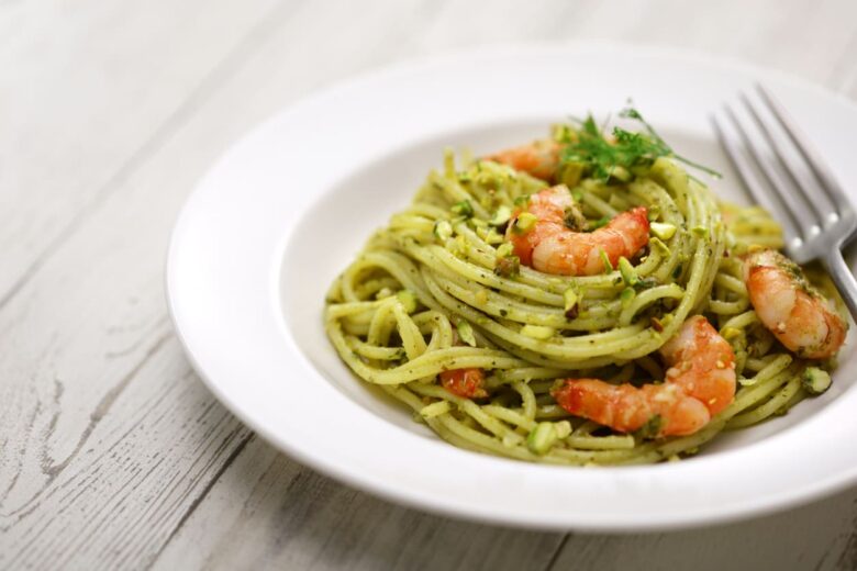 Piatto di pasta con pesto di pistacchi e gamberetti