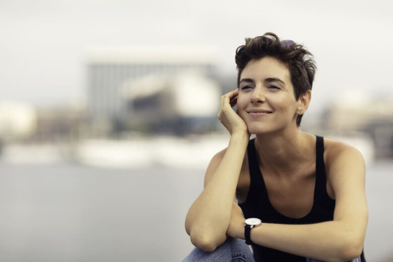 donna sorridente con i capelli corti