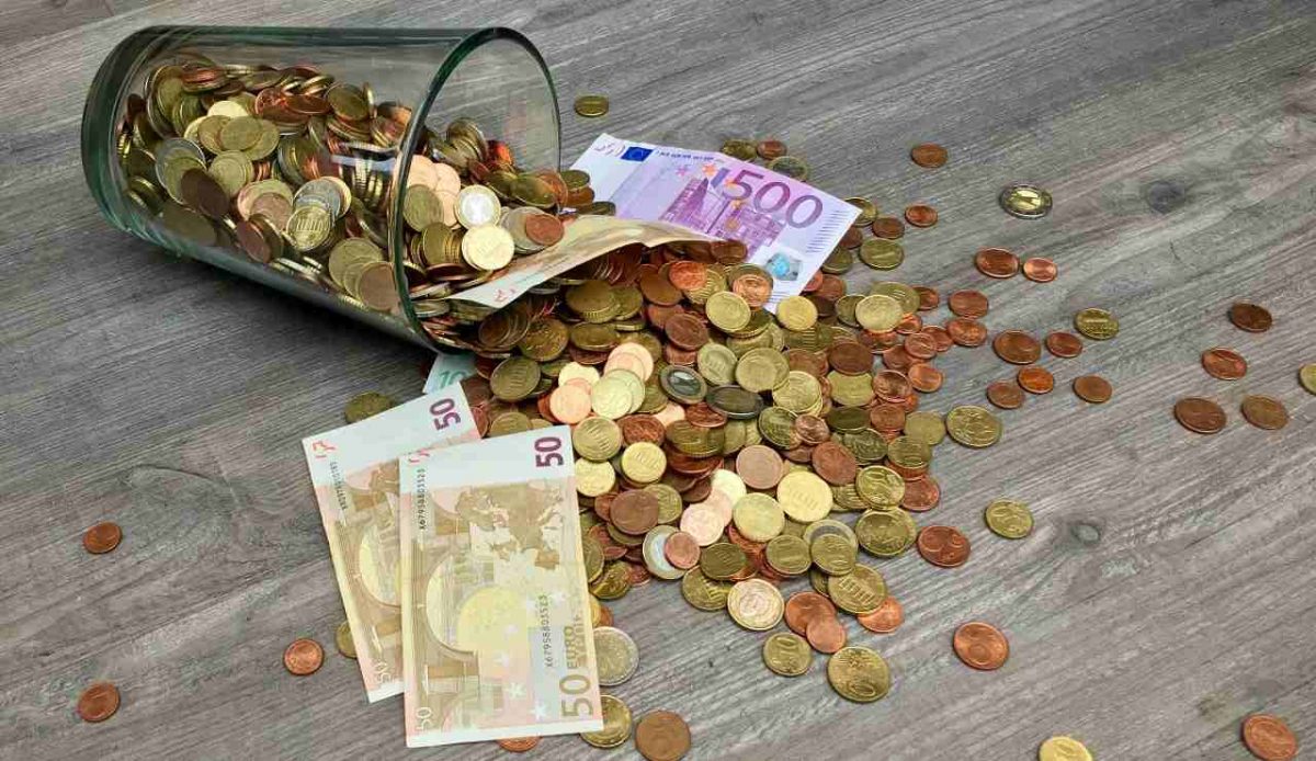 Banconote e monete (Pixabay) - unadonna.it