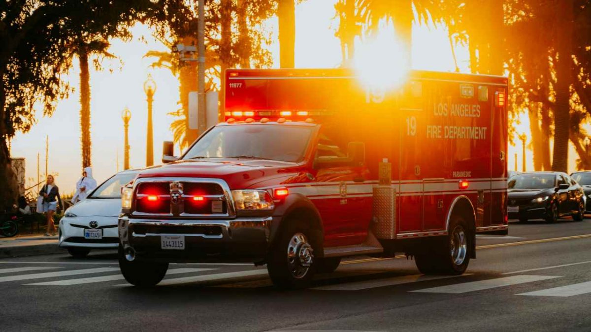 ULTIM’ORA – Arriva la multa BUONE INTENZIONI | Da oggi è VIETATO fermarsi per dare precedenza all’ambulanza, il malato si arrangia