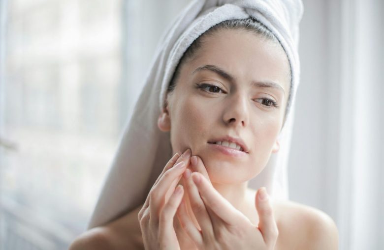 donna con asciugamano in testa