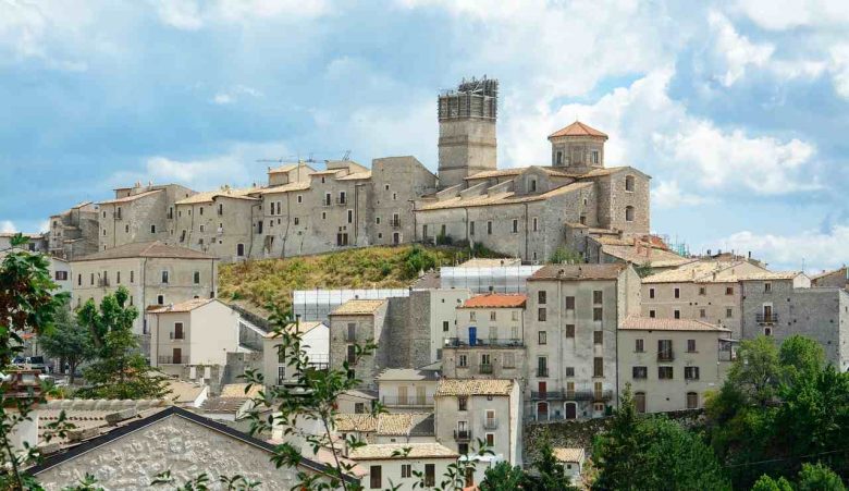 Borgo visto da lontano (Pixabay) - unadonna.it