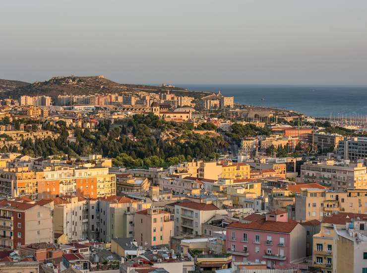Cagliari al tramonto - (Pixabay) - unadonna.it
