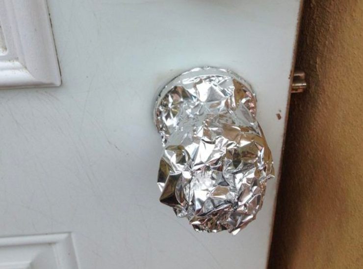 Carta stagnola sulla maniglia della porta - (Foto Facebook @Ohga) - unadonna.it