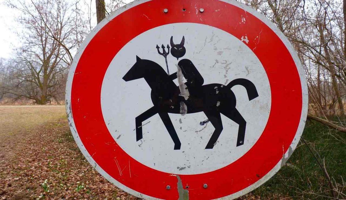 Cartello stradale con il Diavolo (Pixabay) - unadonna.it