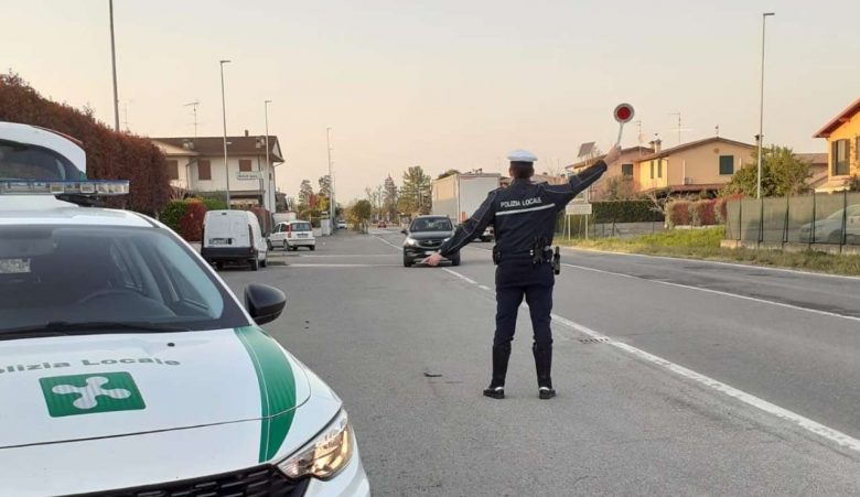 Controllo stradale polizia - (Wikimedia Commons) - unadonna.it