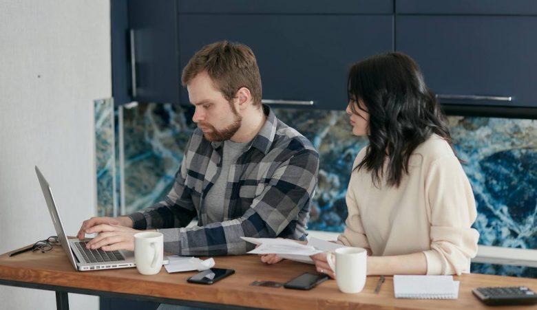 Coppia alle prese col calcolo dell'IMU (Pixabay) - unadonna.it