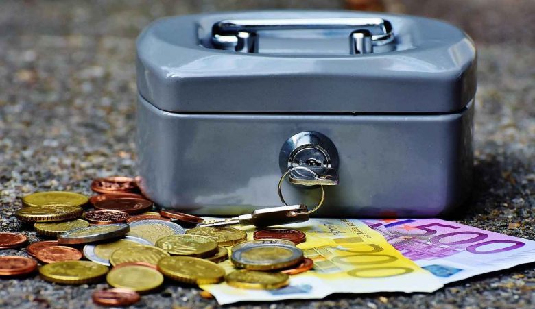 Denaro e cassaforte (Pixabay) - unadonna.it