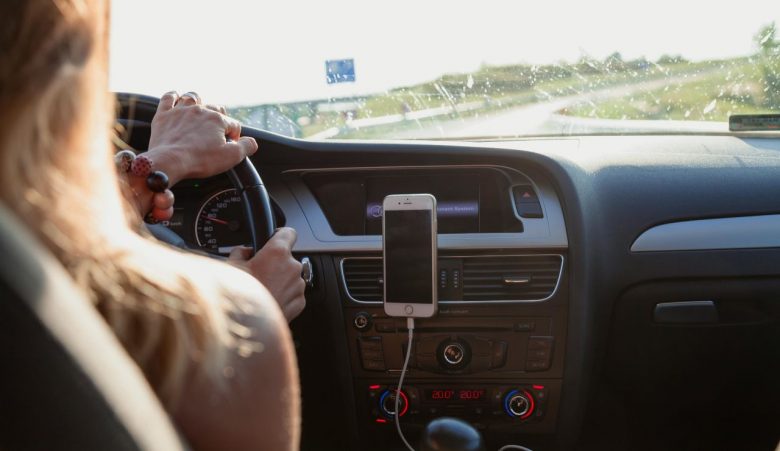 Donna alla guida (Pexels) - unadonna.it