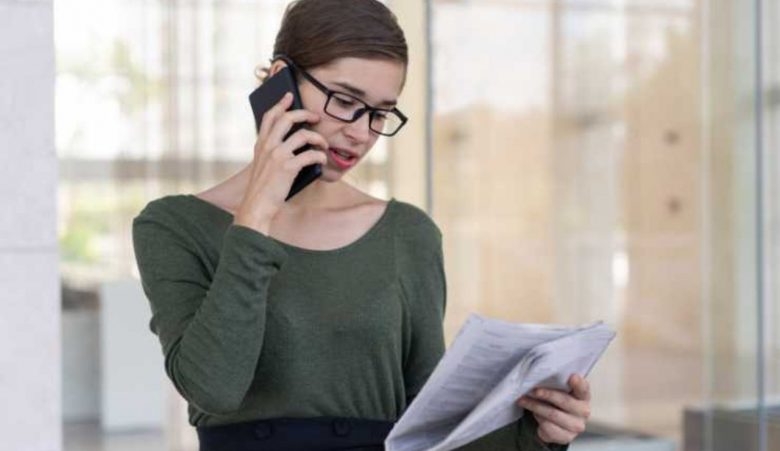 Donna si informa sul lavoro