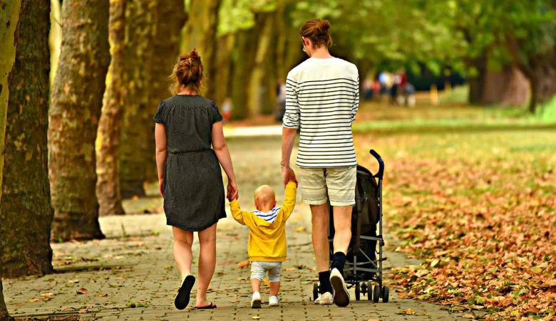 Famiglia che passeggia - (Pixabay) - unadonna.it