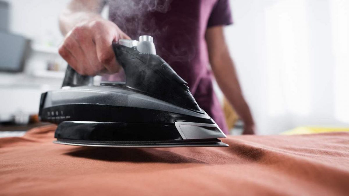 Addio ferro da stiro: milioni di italiani stanno già usando questo trucco geniale | Basta scottature e pieghe impossibili