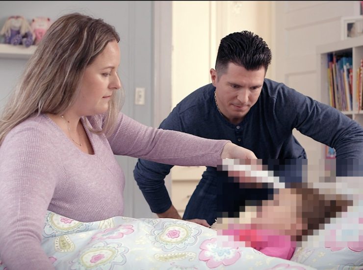 Genitori misurano la febbre alla figlia - (Pixabay) - unadonna.it