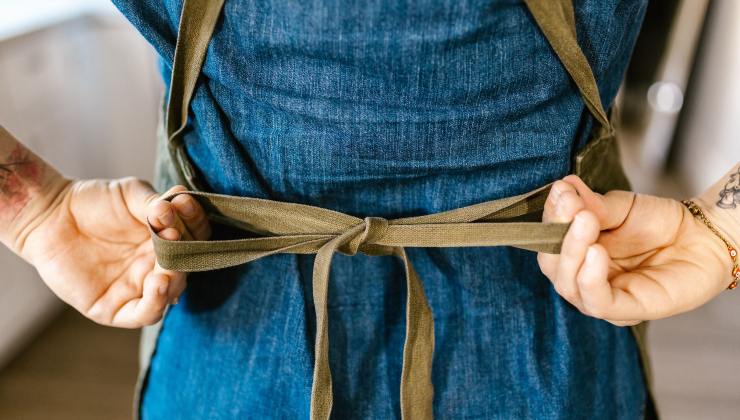 persona che allaccia il grembiule