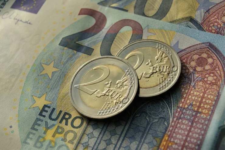 Monete da 2 euro con banconote