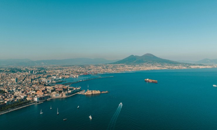 Napoli sullo sfondo