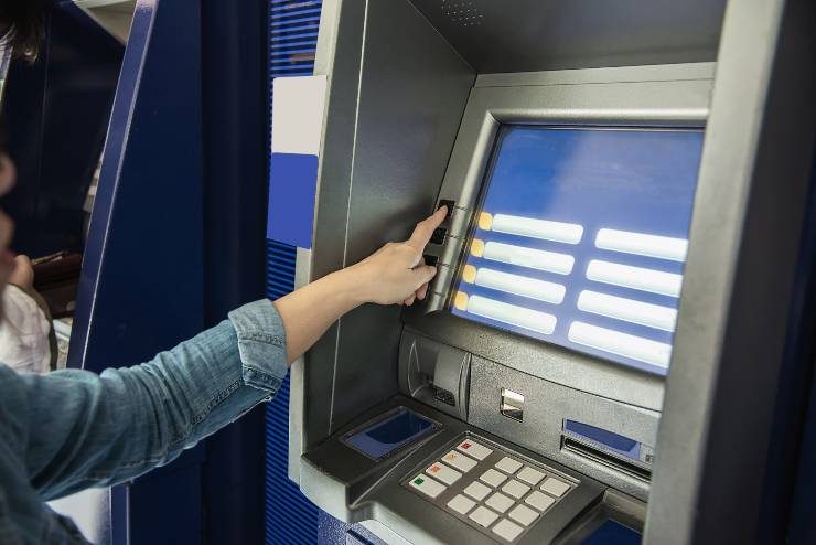 Prelevare dal bancomat, tutti i dettagli