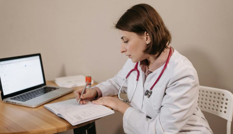 Prescrizione medica (Pexels) - unadonna.it