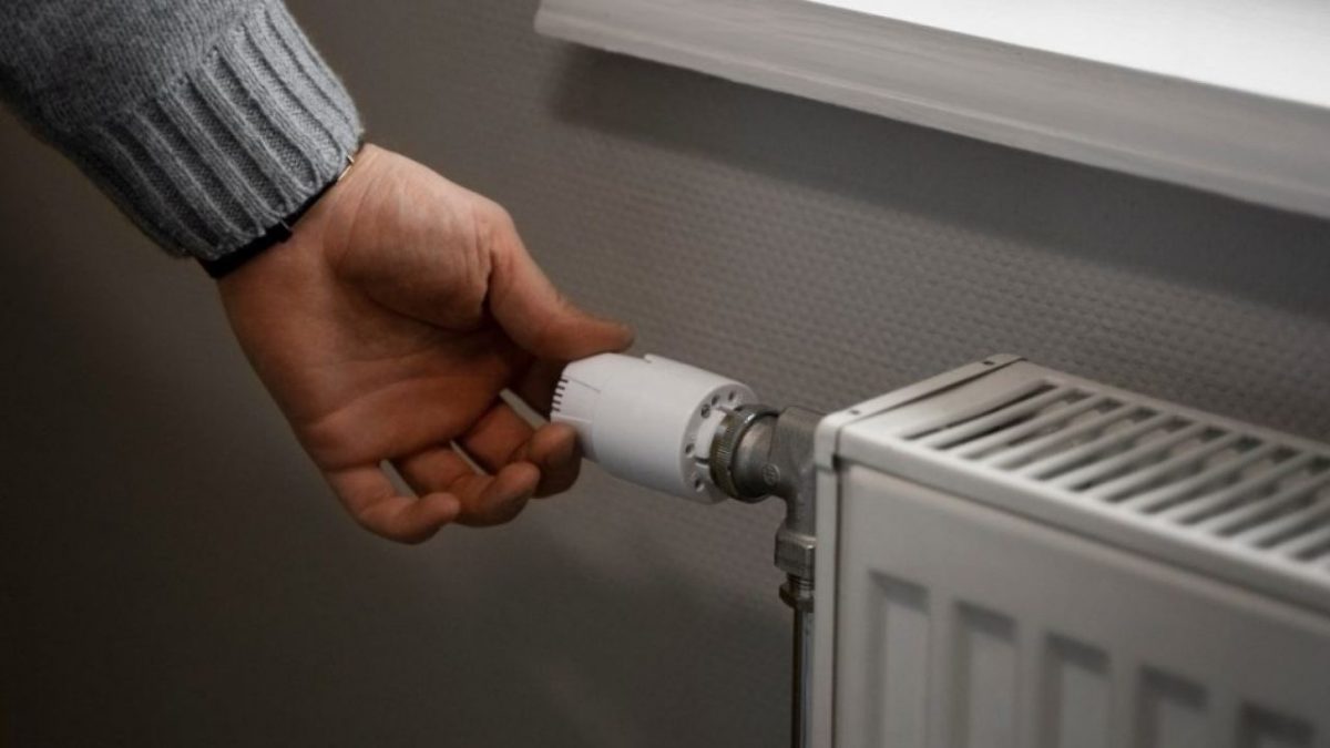 Termosifoni spenti, ma casa BOLLENTE: scoperto il trucco “vietato” che fa impazzire le varie compagnie | È semplicissimo
