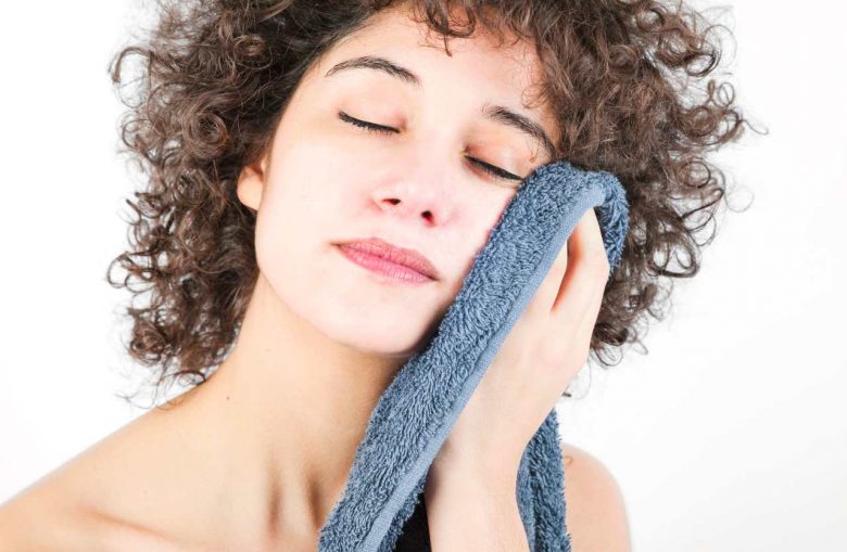 donna che si asciuga il viso