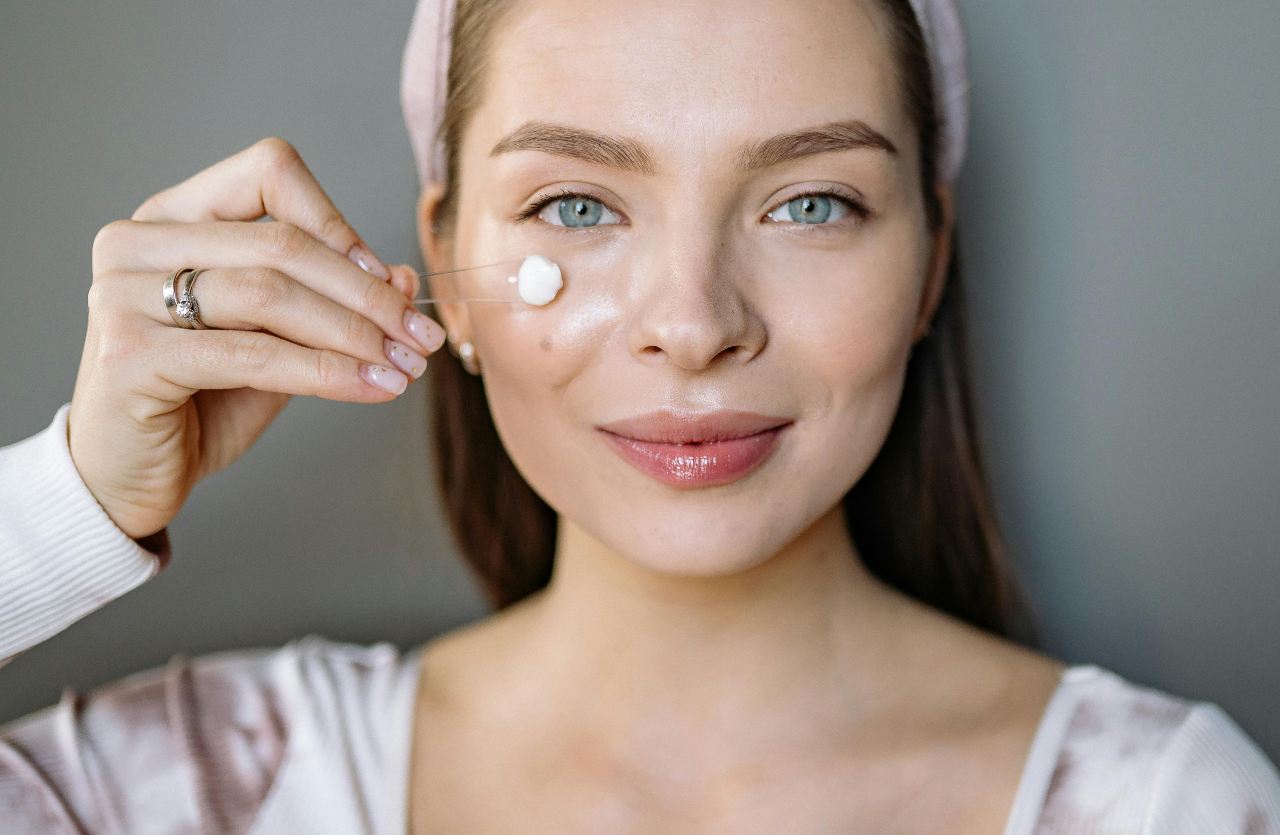 Addio skincare infinita: con il siero crema 2 in 1 bastano pochi gesti per una pelle da sogno