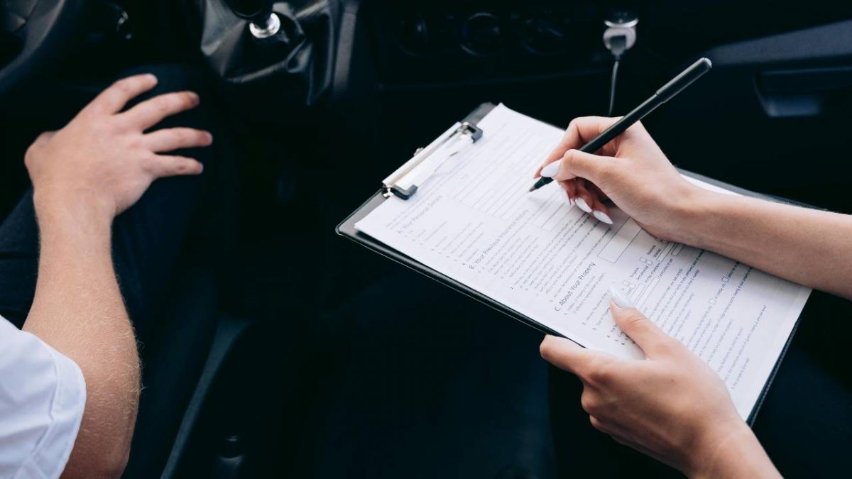 RC Auto, il segreto dei “clienti furbi” per spendere fino al 20% in meno | Il tuo assicuratore deve solo eseguire, non ha scampo