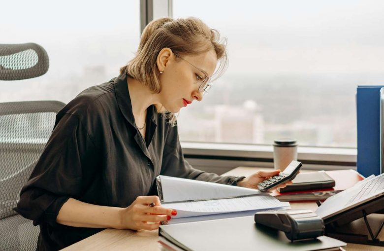 donna che controlla documenti