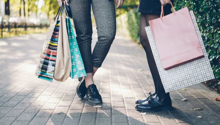 donne che fanno shopping