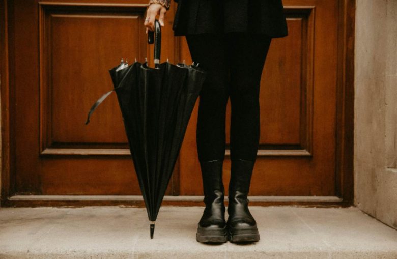 gambe di donna con minigonna e ombrello