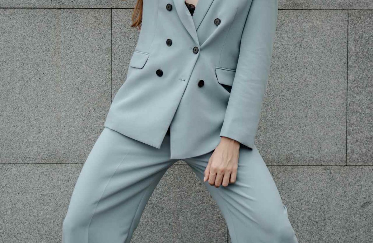 donna con giacca e pantalone