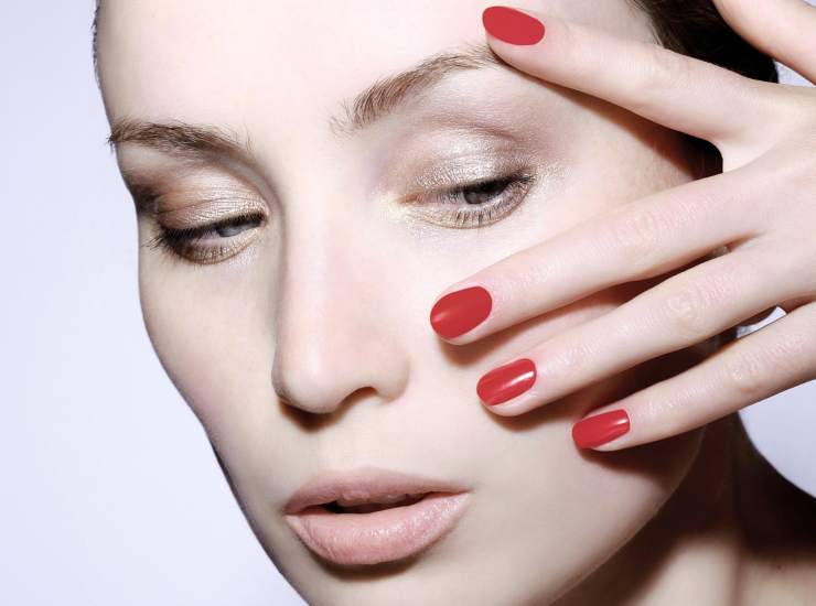 donna con smalto rosso