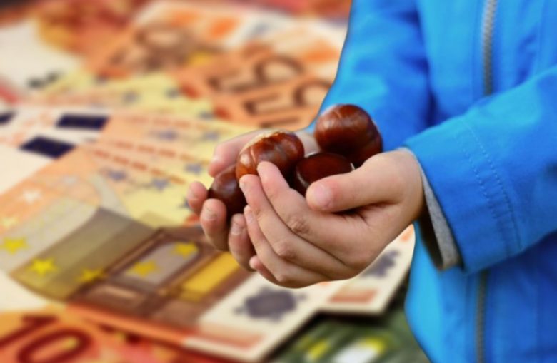 mani con castagne e soldi sullo sfondo