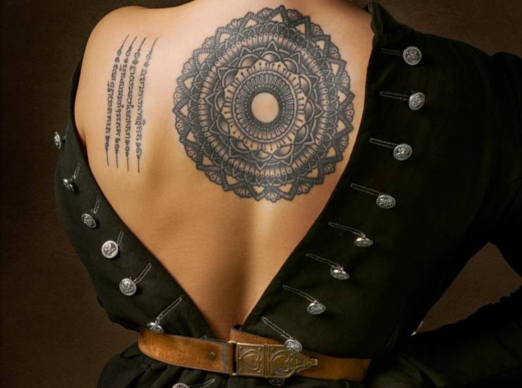 donna di spalle con tatuaggio