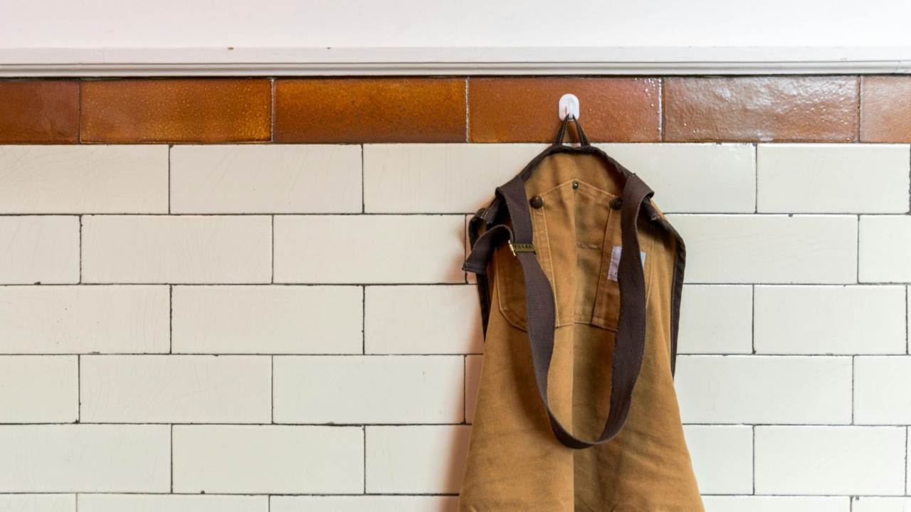 Non più solo da cucina: il grembiule conquista la moda primavera-estate 2026