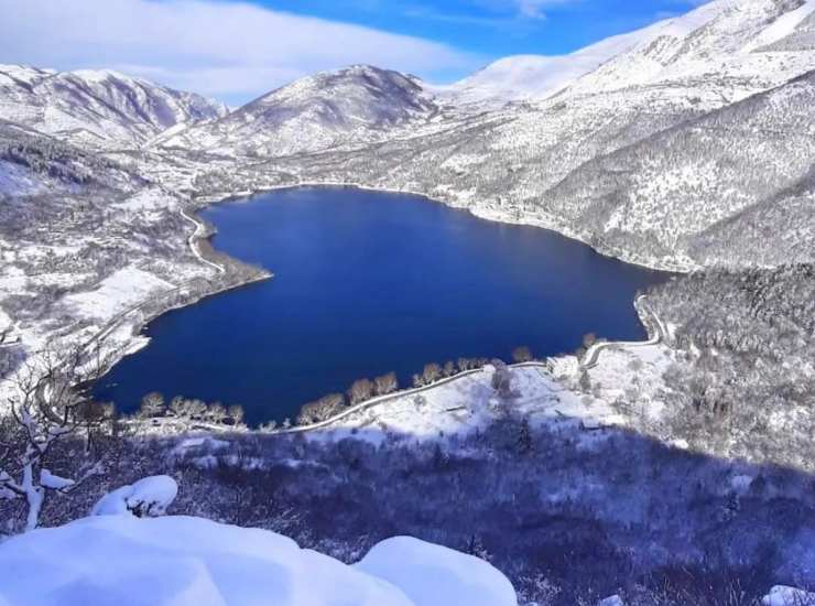 lago a forma di cuore