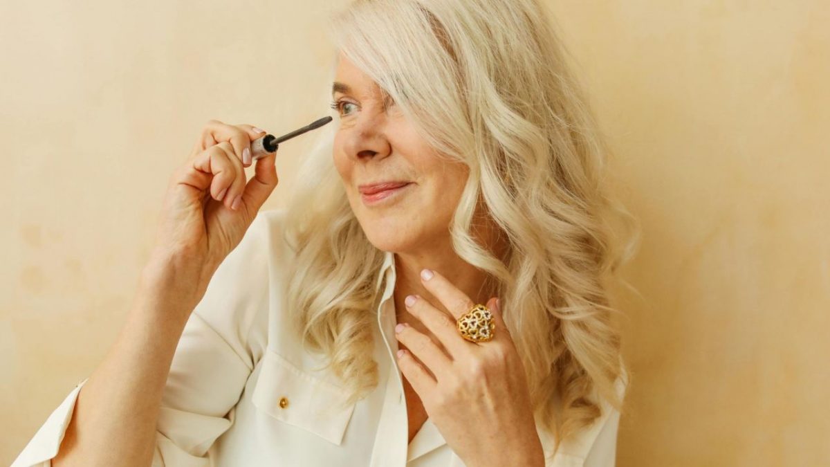 donna adulta che mette mascara