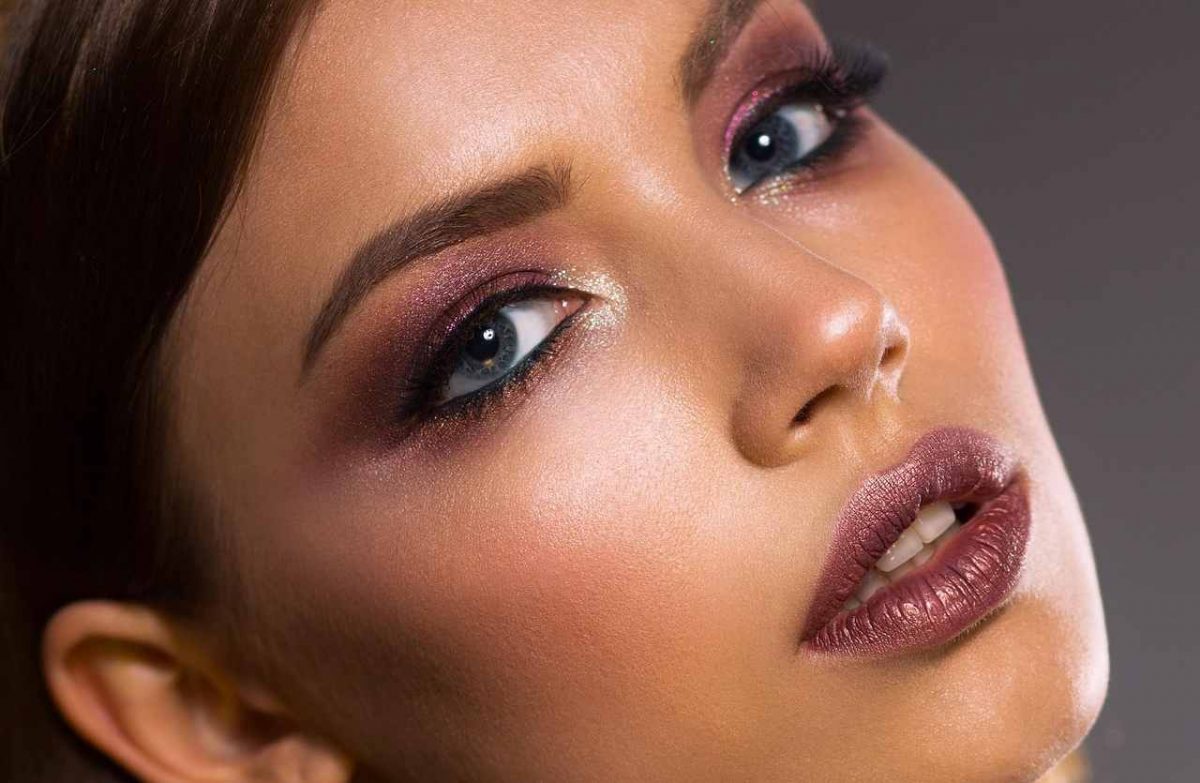 Rossetti scuri, ombretti caldi e unghie statement: il beauty look autunnale delle star