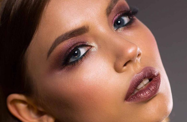 viso di donna con makeup