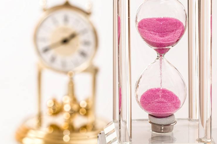 clessidra con sabbia rosa