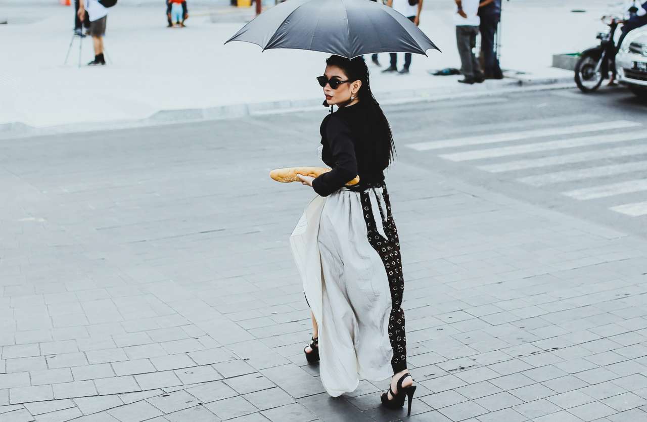 Gonna camicia: il capo ibrido che rivoluziona il guardaroba, tra eleganza e comfort