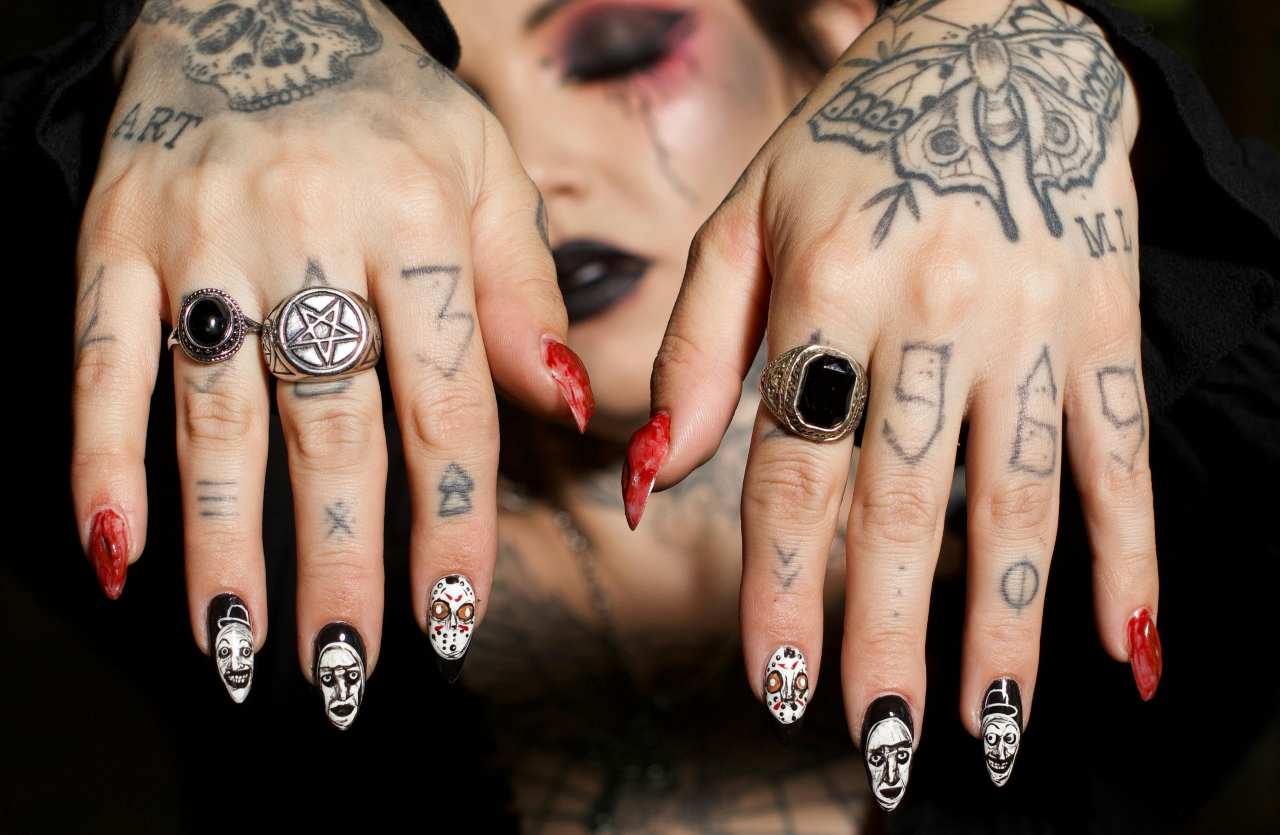 Halloween 2025, unghie dark e brillanti: le nuove tendenze nail art che fanno impazzire TikTok