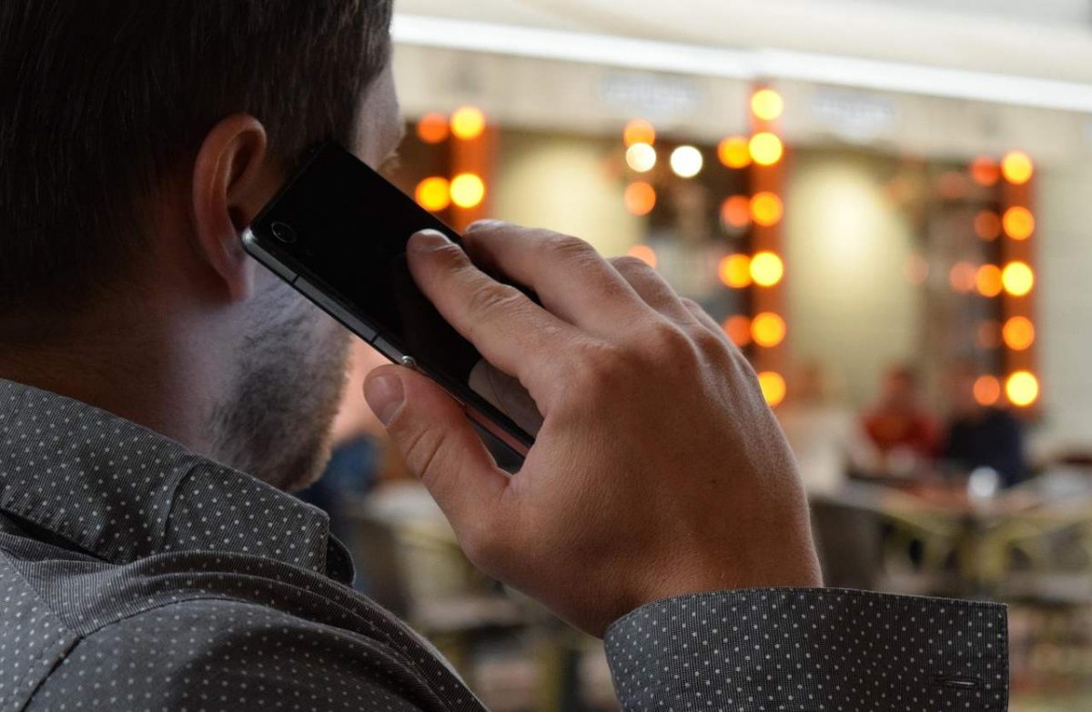 uomo che parla al telefono