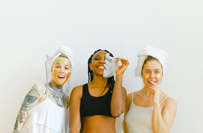 ragazze che fanno maschere di bellezza