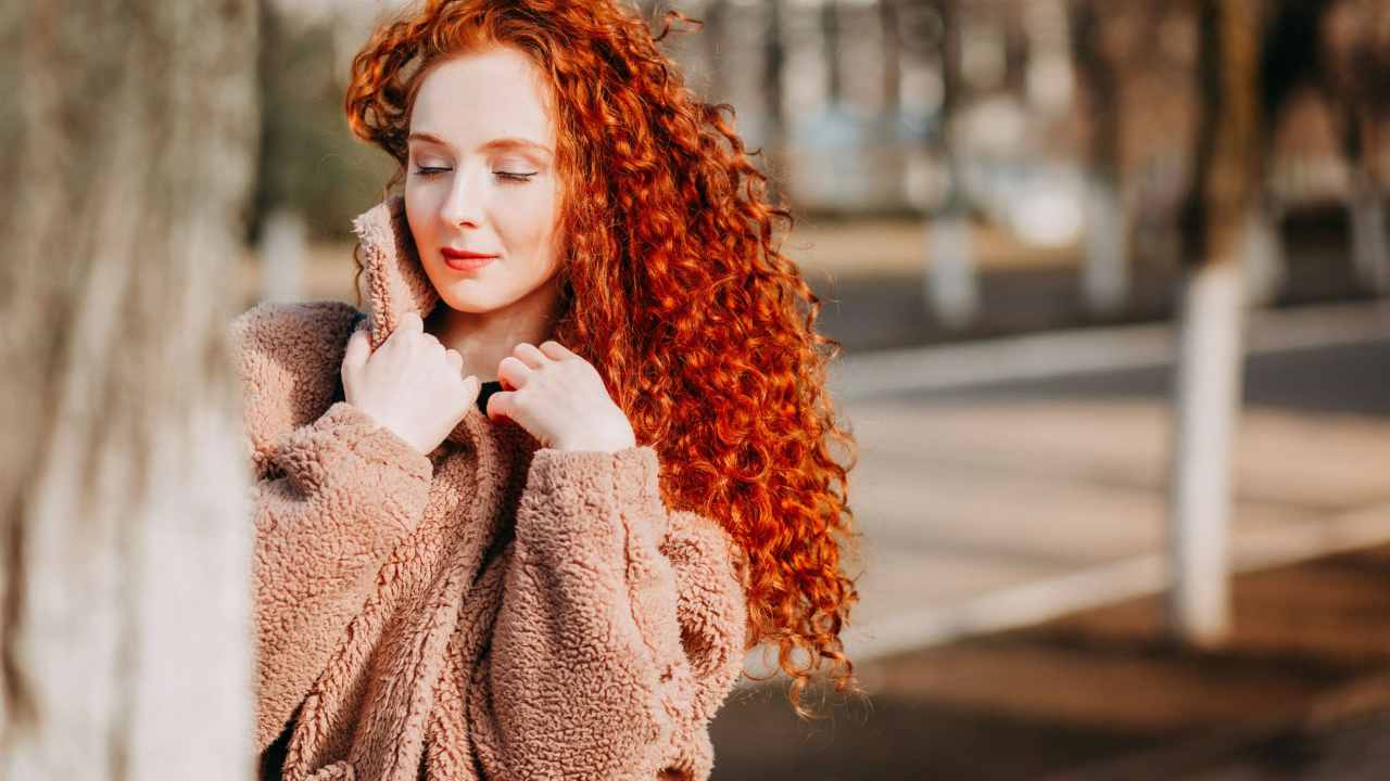 donna con capelli lunghi ricci rossi