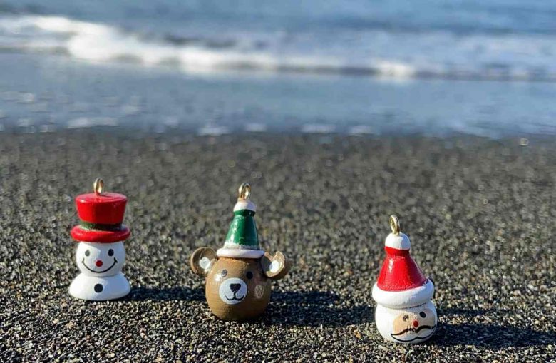 simboli di natale sulla spiaggia