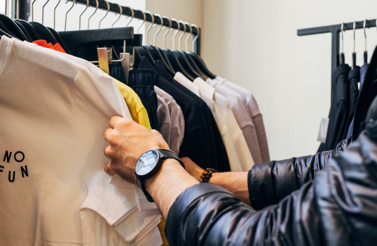 uomo che fa shopping