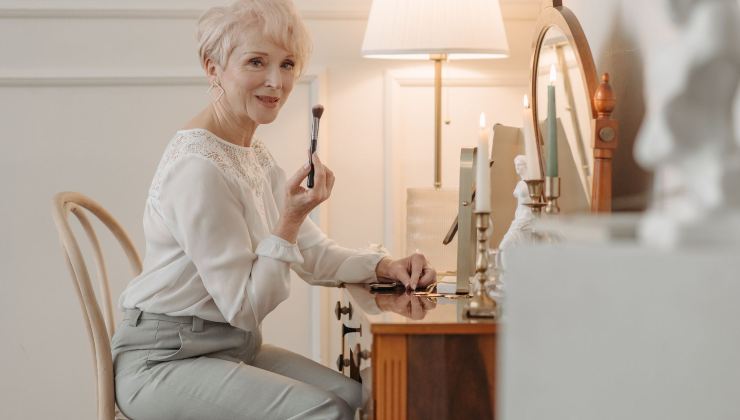 donna adulta allo specchio della toeletta