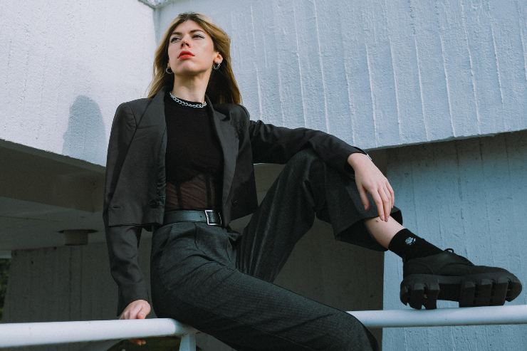 donna seduta con tailleur