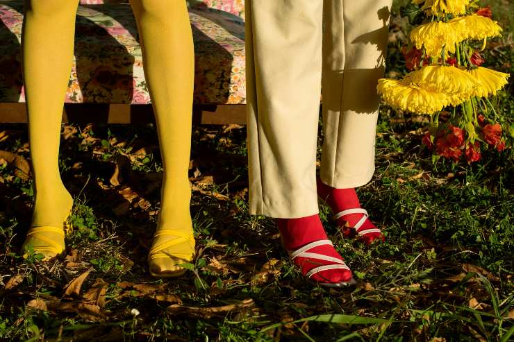 gambe con collant colorati